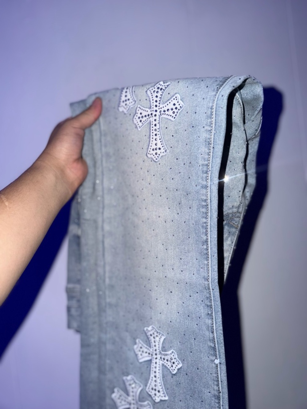 Men light washed Cross patches embroidered jeans - Picture 8 of 9